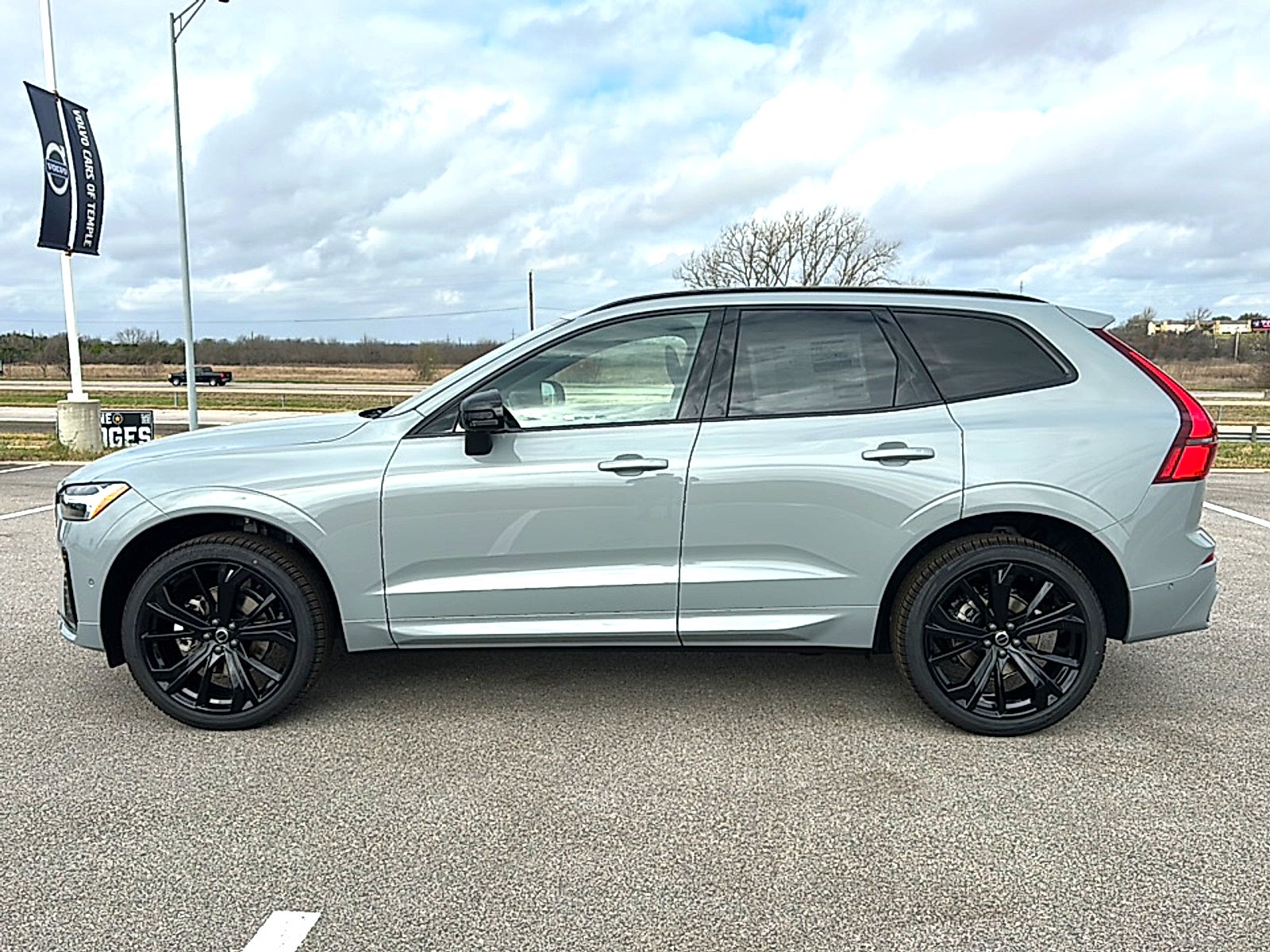 2026 Volvo XC60 B5 Ultra Black Edition